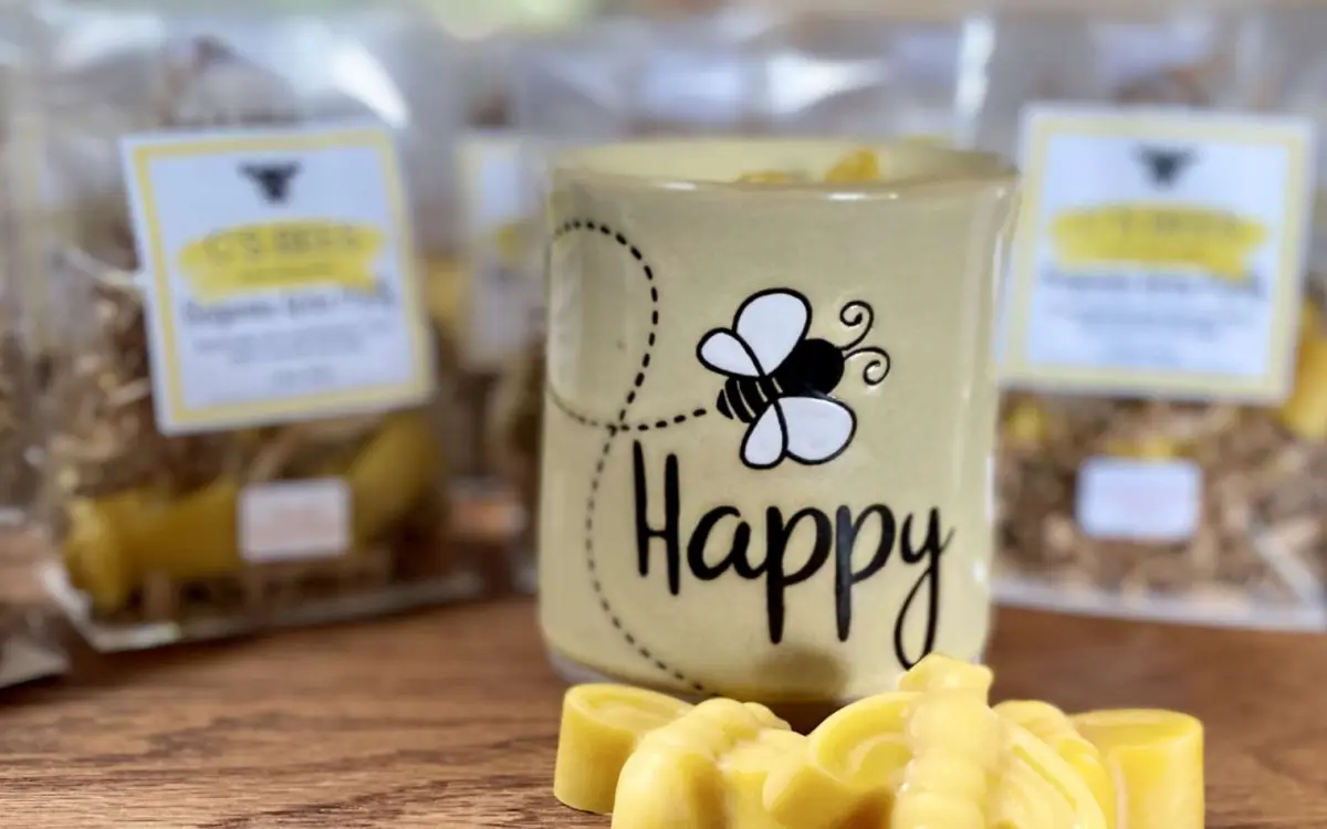 テーブルの上に置かれたコーヒーカップ