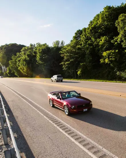 グレート・リバー・ロードを走る車