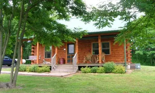 緑の木々に囲まれたウッドキャビン