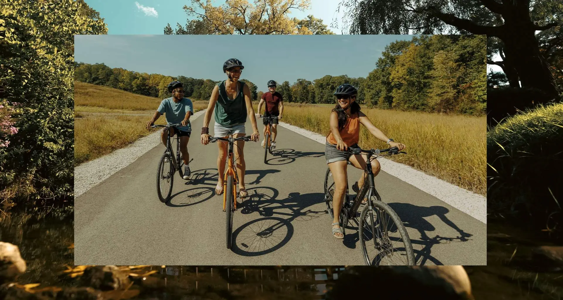 道路沿いを自転車で走る人々