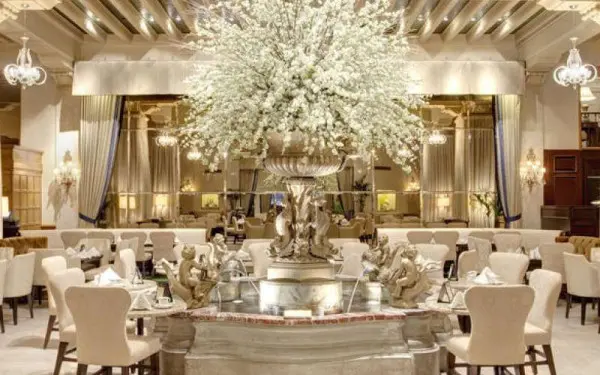 シカゴのパームコート・ホテルにある誰もいない豪華なダイニングルーム 