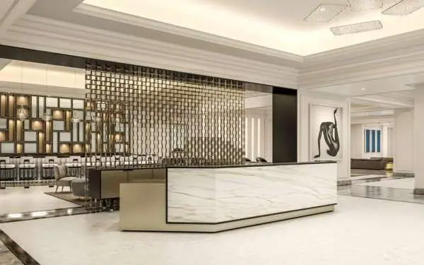 シカゴのフォーシーズンズ・ホテルの白い内装。