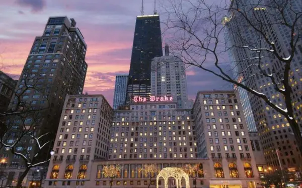 夕暮れ時のドレイク・ホテルの外観。