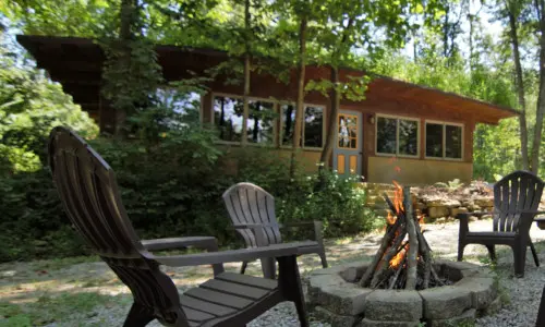 外に椅子と焚き火台がある家