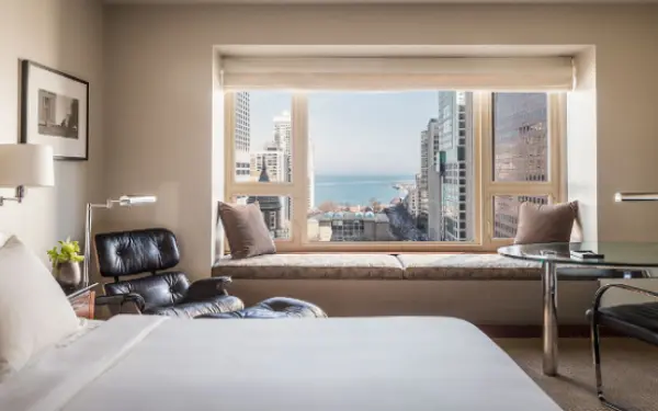 大きな窓から街が見えるホテルの部屋。