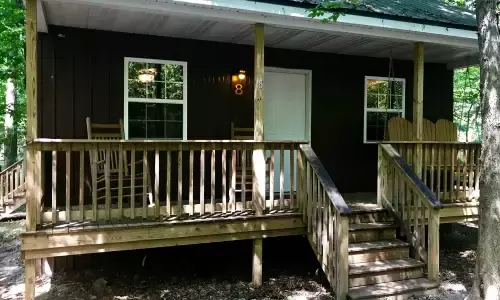 木々に囲まれた山小屋の外観