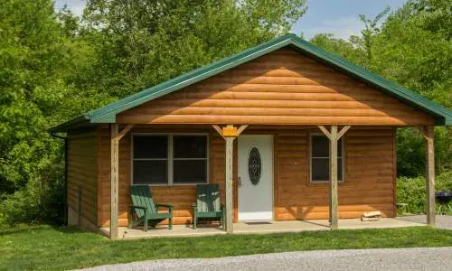 緑に囲まれた木造小屋の外観