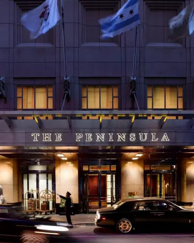 ザ・ペニンシュラ・シカゴ・ホテルの夜のストリート・フロント