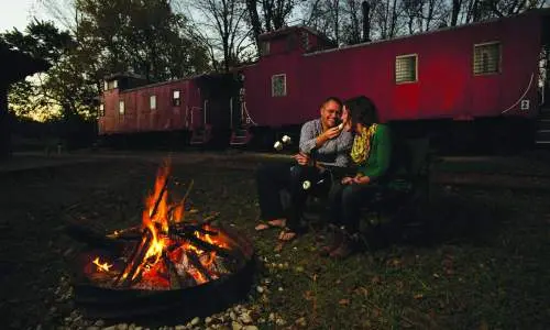 焚き火台で食事をするカップル