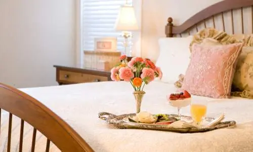 トレイに載せられた食べ物とベッド