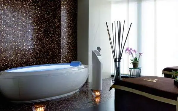 バスタブのあるスパの内部。