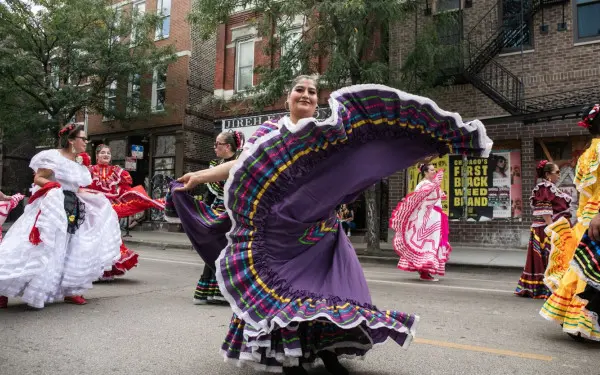 大きなスカートで踊る女性たち
