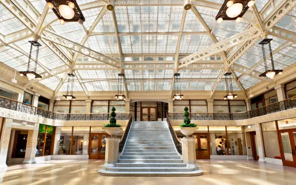 大きな階段のある建物の内部