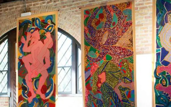 国立プエルトリコ芸術文化博物館の壁に掛けられたアート作品