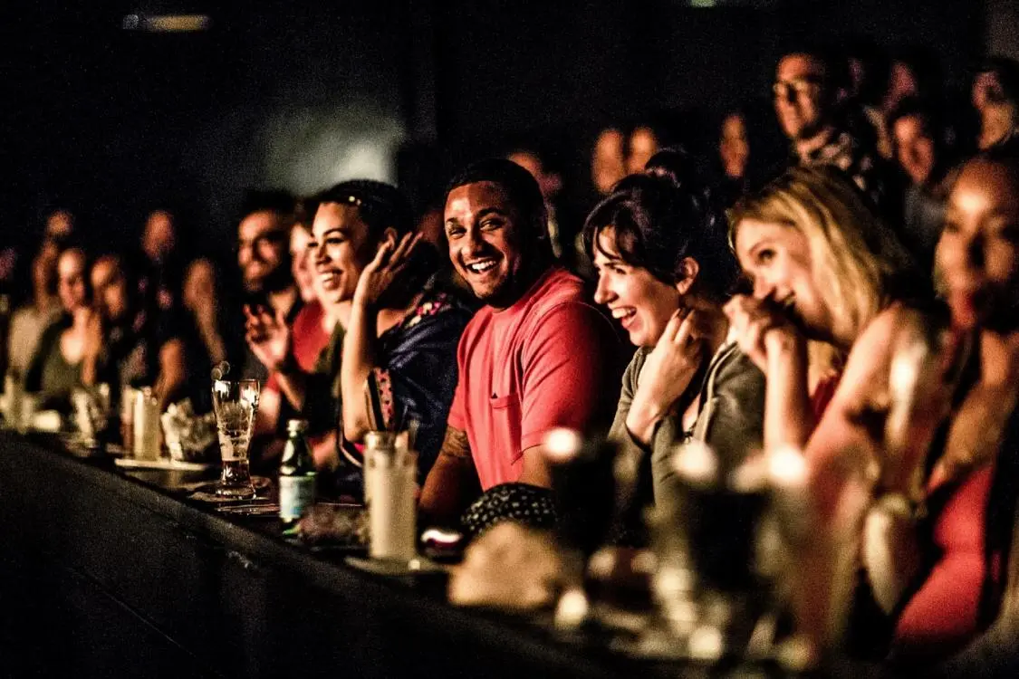 シカゴのセカンド・シティでショーを楽しむ観客たち。 