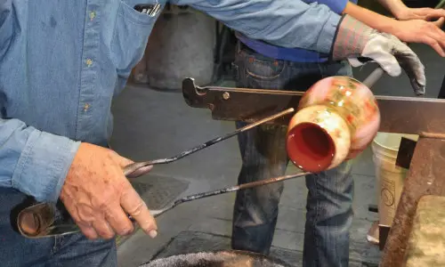 ロットン・アートグラスの吹き込み