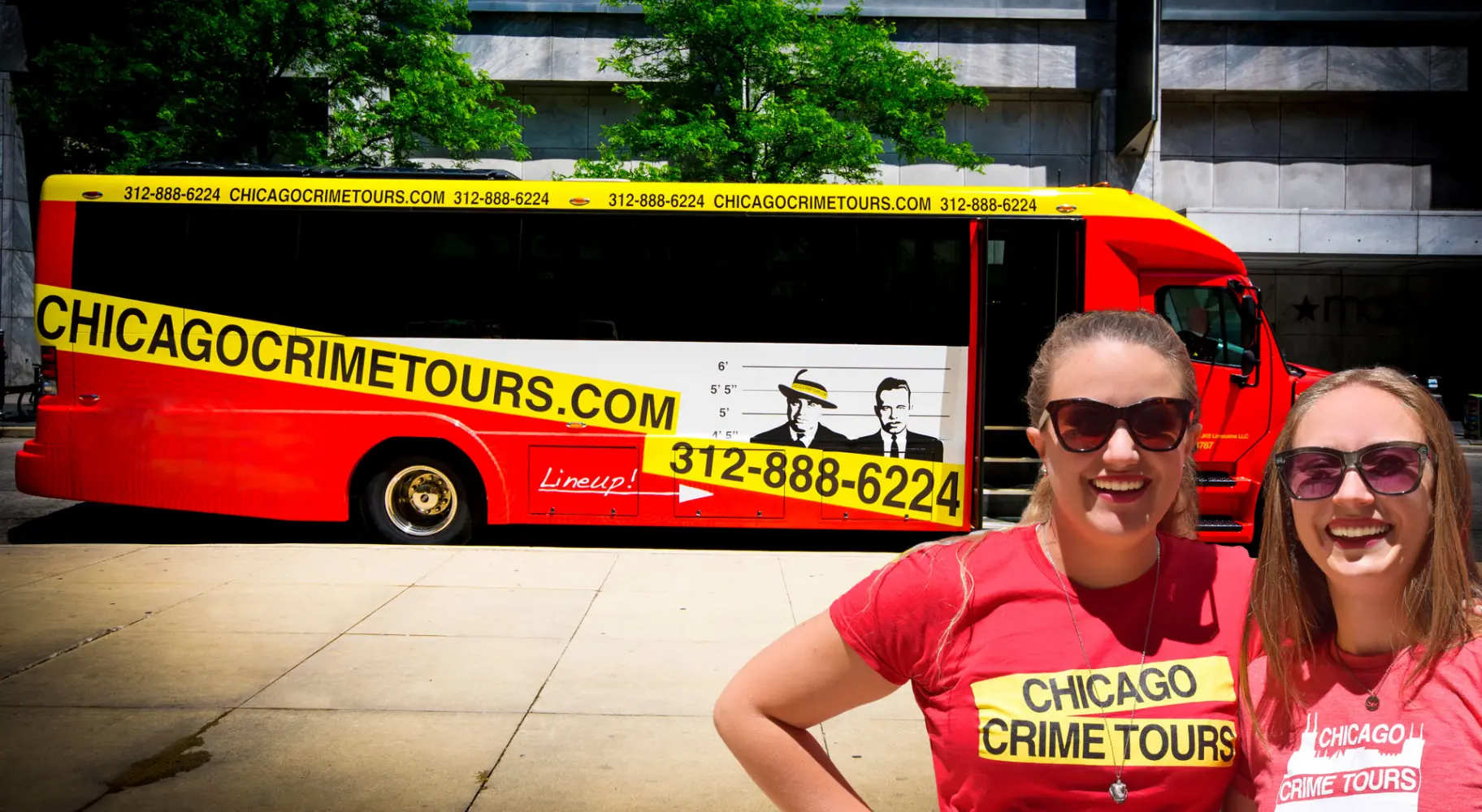 バスの前の女性