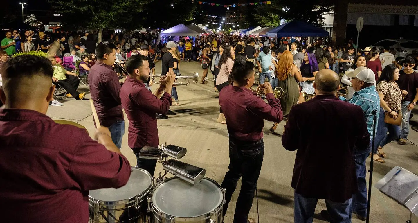 メルカド・オン・ファイブのヒスパニック系ミュージシャン