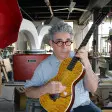 自作のギターをかき鳴らすイアン・シュネラー。