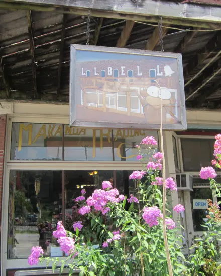 マカンダ・ボードウォークにあるマカンダ商会の店先