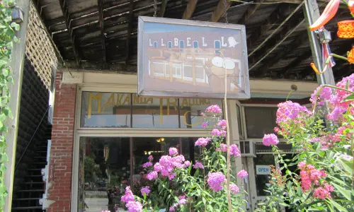 マカンダ・ボードウォークにあるマカンダ商会の店先