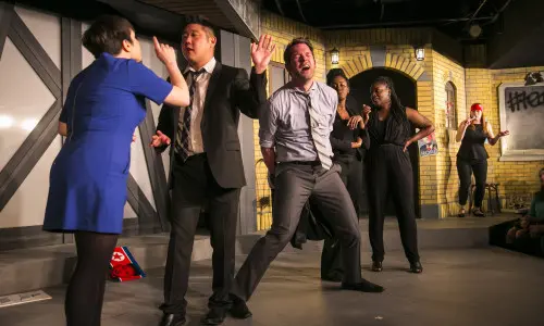 シカゴ劇場の舞台で演技をする俳優たち。