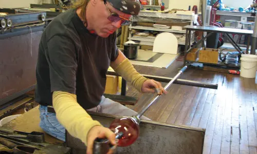 ガラスをデザインする男