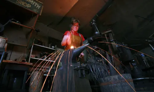 金属を成形する人