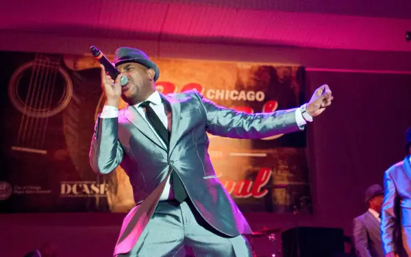 シカゴのブルース・フェスティバルで歌うスーツ姿の男性シンガー