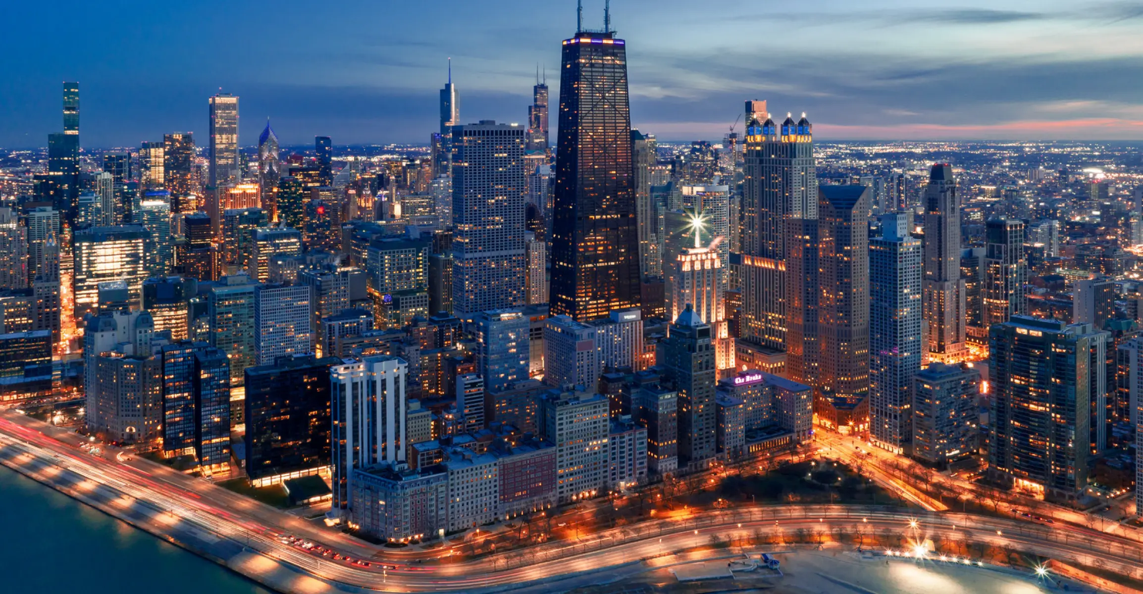 シカゴのスカイラインに沈む夕日