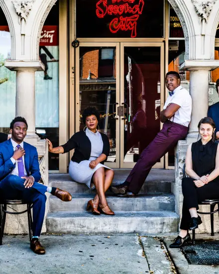 シカゴのセカンド・シティ・コメディ・クラブの外でポーズをとる受賞ショー『Discontent』の出演者たち。