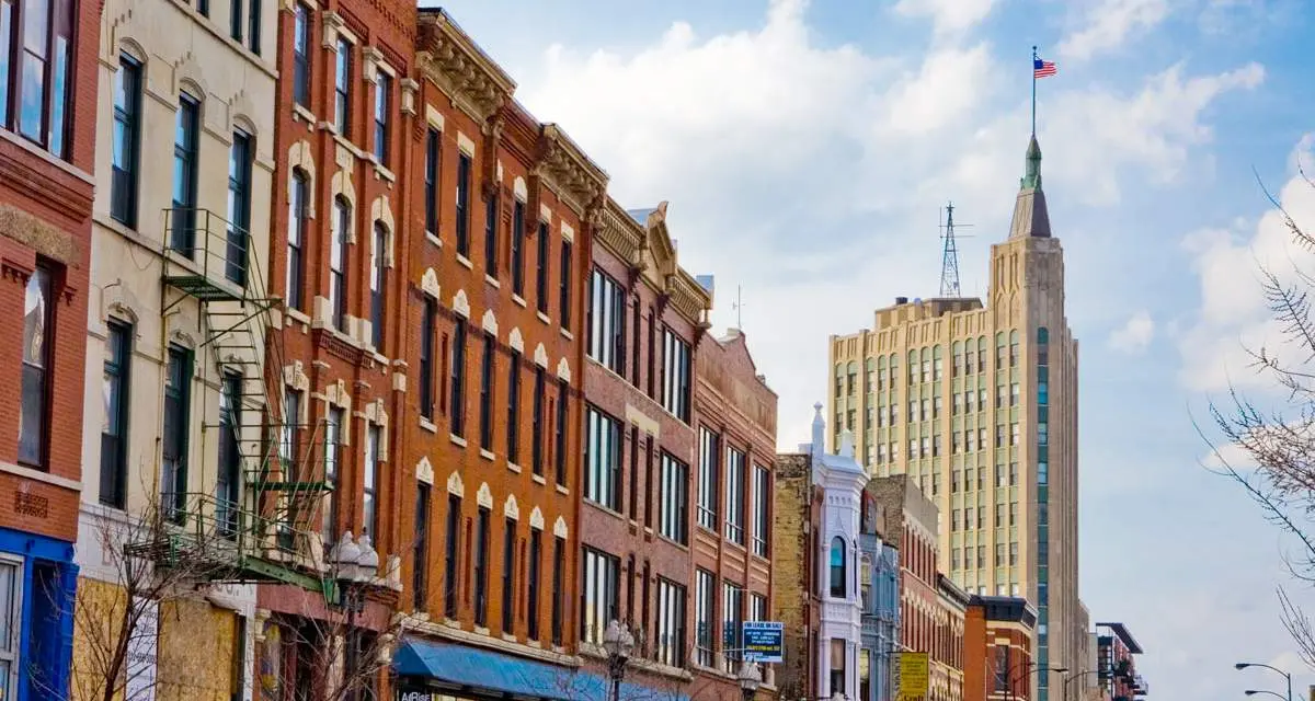 昼間のウィッカーパークの通りに並ぶビル群。