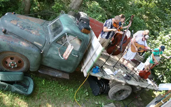 オウル・クリーク・ヴィンヤードのハウス・バンドがトラックの荷台から演奏。