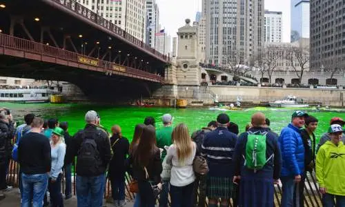 川に染まる群衆