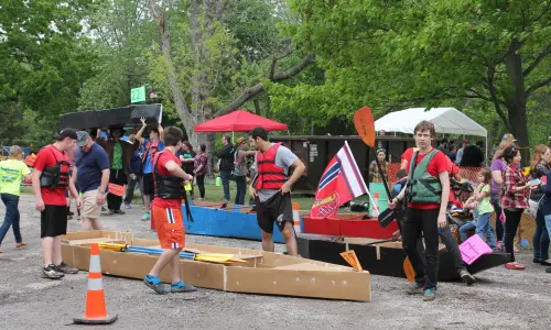 段ボール船を準備する人々