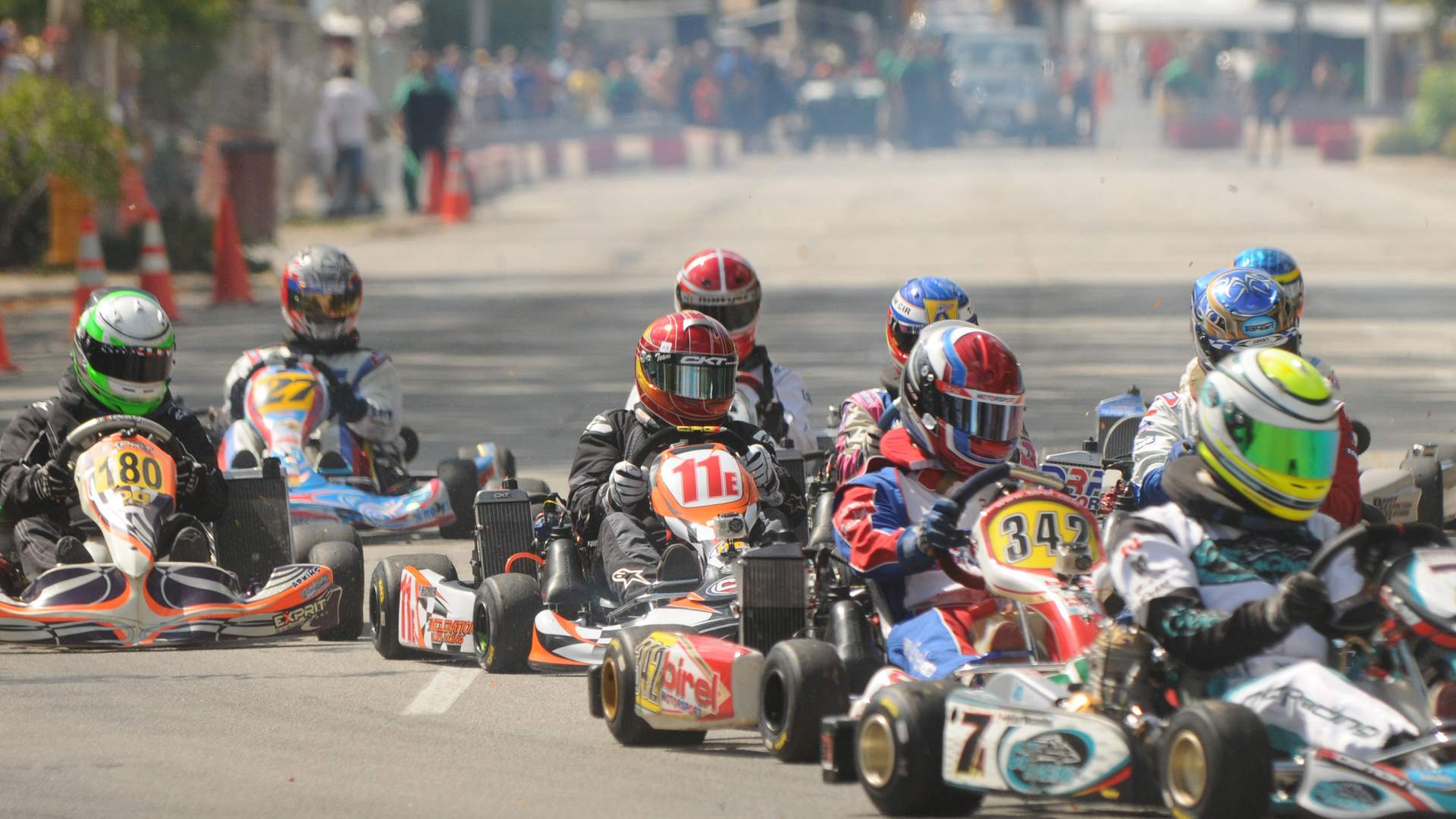 ロックアイランド・グランプリのコースを走るカート