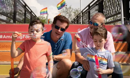 橋の階段に座る家族