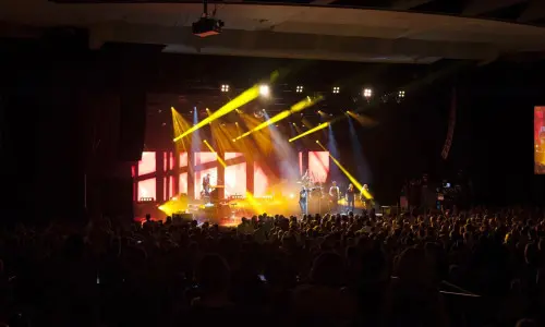 夜のラヴィニア・フェスティバルに出演するアーティストたち