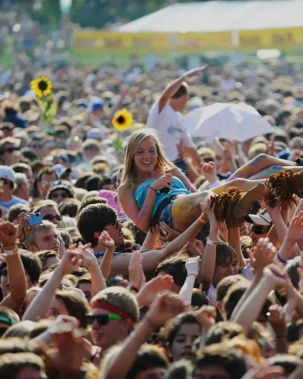 クラウドサーフィンをする人 