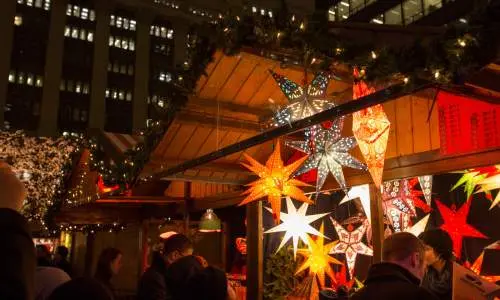 シカゴ・クリストキンドルマーケットで店を覗く人々