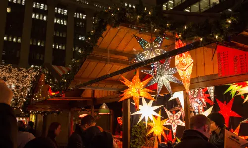 シカゴ・クリストキンドルマーケットで店を覗く人々