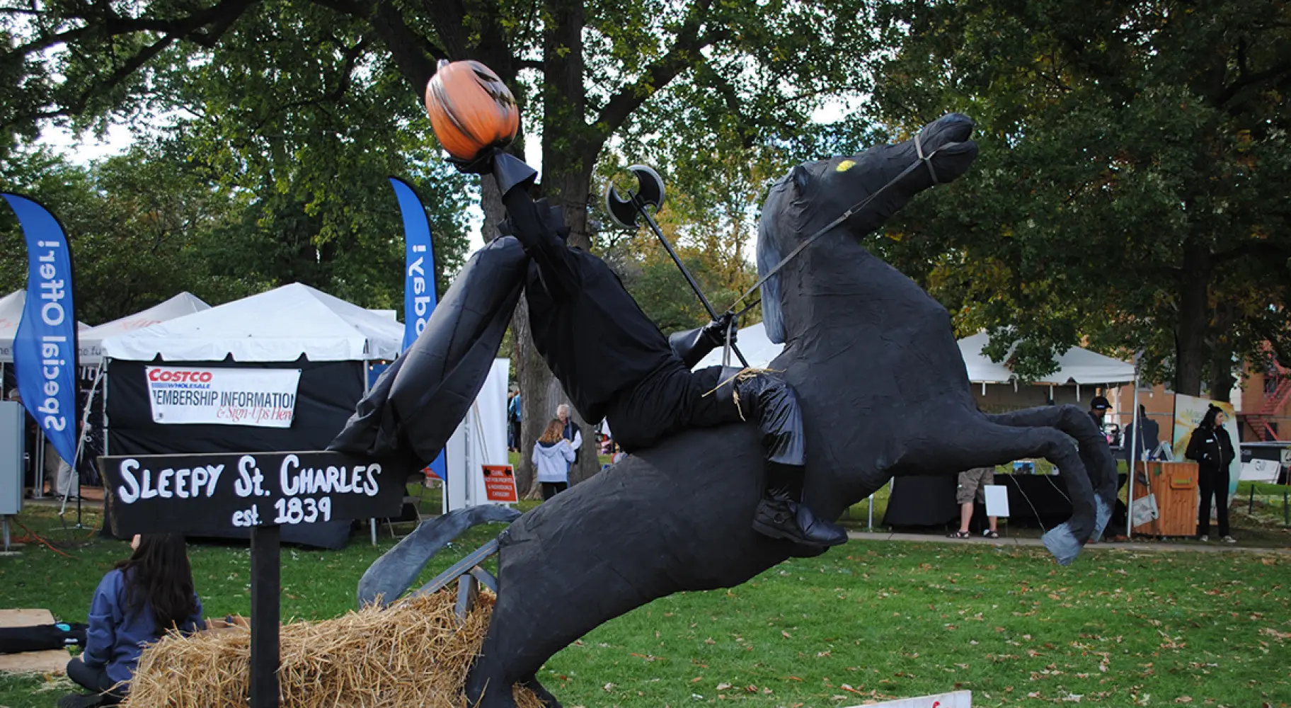 木馬に乗ったかかし