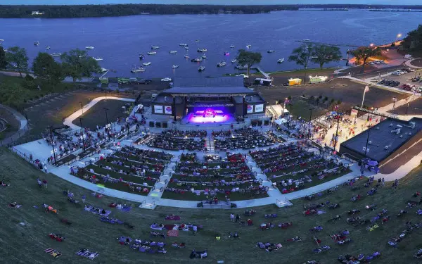 ステージ・デヴォン湖岸