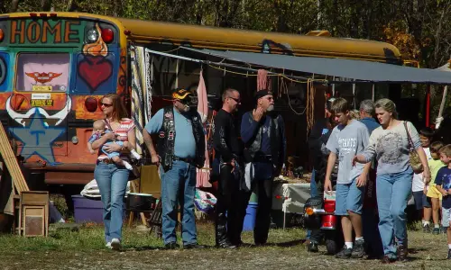 マカンダでハゲタカフェスを楽しむ参加者たち