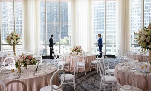 結婚式のためにスタイリングされたダイニングルームの2人の男性