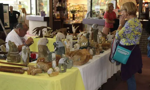 ホリデーマーケットでアートを見る女性