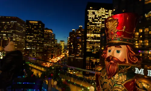 クリスマスの装飾が施された屋上