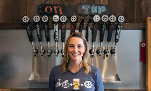 バーに立つ女性