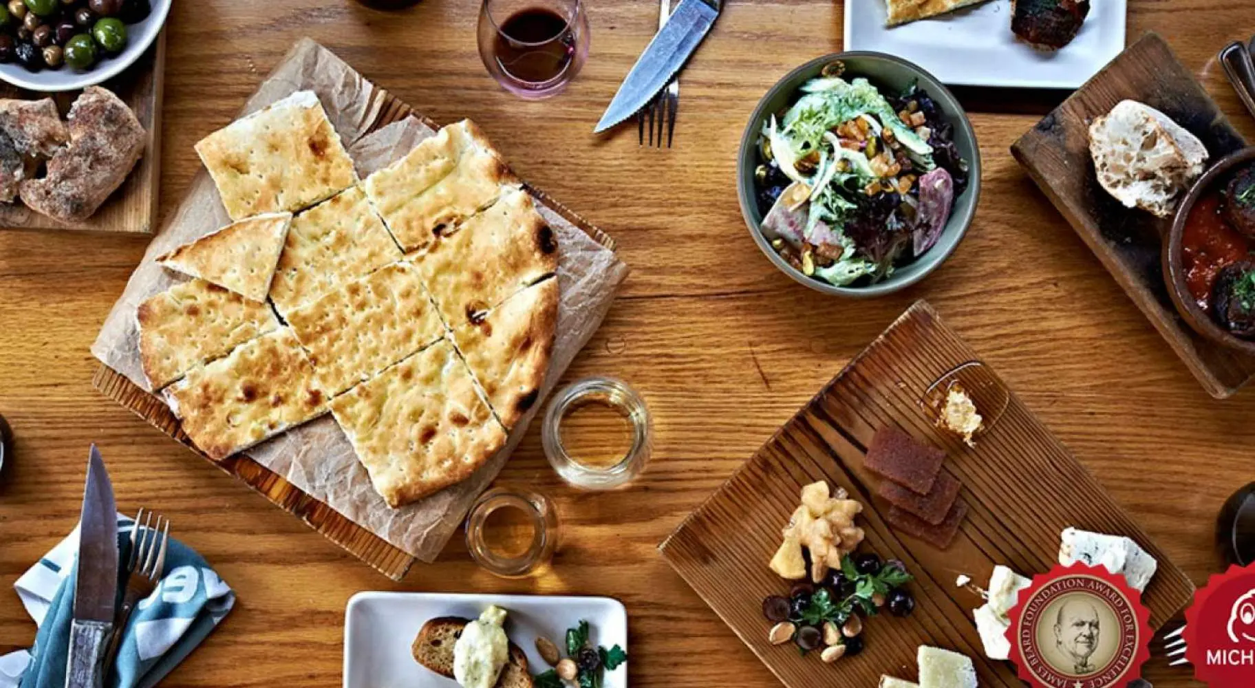 アベックの料理の空撮-地中海料理の盛り合わせ。