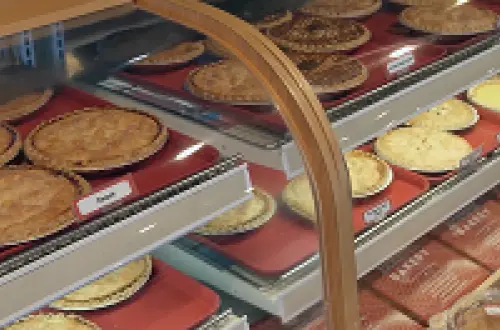パイでいっぱいのベーカリーのショーケース。 
